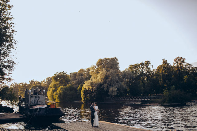 Элегантная свадьба, жених и невеста у причала 