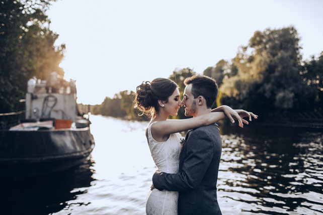 Элегантная свадьба, жених и невеста у причала 