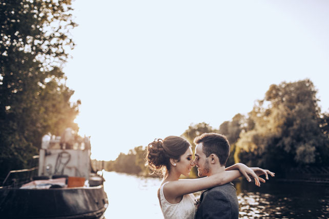 Элегантная свадьба, жених и невеста у причала 