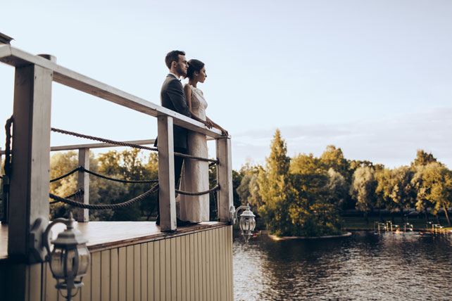 Элегантная свадьба, жених и невеста у причала 