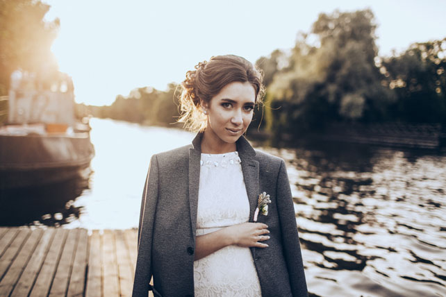 Элегантная свадьба, невеста в пиджаке жениха