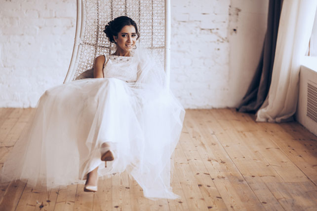 Элегантная свадьба, невеста в подвесном кресле