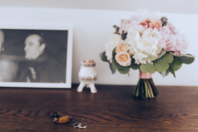 Элегантная свадьба, кольца и букет невесты