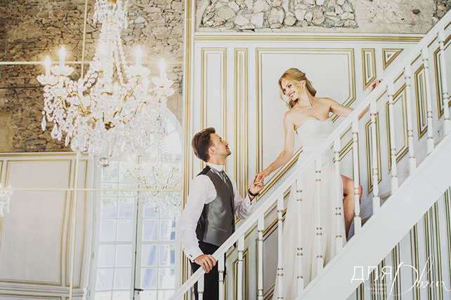 Романтика во Франции, свадьба Елены Кулецкой и Станислава Романовского, фотосессия жениха и невесты на лестнице отеля