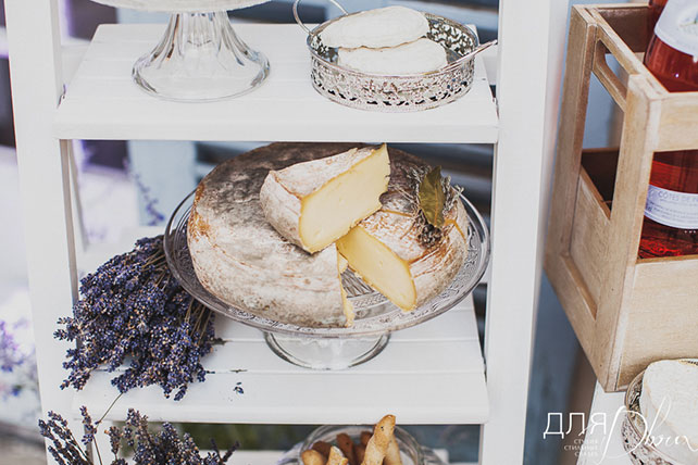 Романтика во Франции, свадьба Елены Кулецкой и Станислава Романовского, декор сырного стола