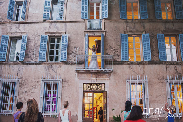Романтика во Франции, свадьба Елены Кулецкой и Станислава Романовского, невеста бросает букет с балкона