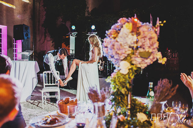 Романтика во Франции, свадьба Елены Кулецкой и Станислава Романовского, жених снимает подвязку