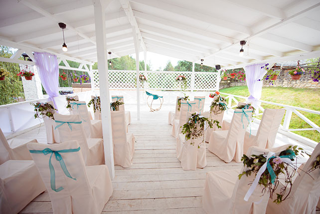 Эльфийская свадьба Екатерины и Ильи, декор места торжественного бракосочетания цветами и листьями