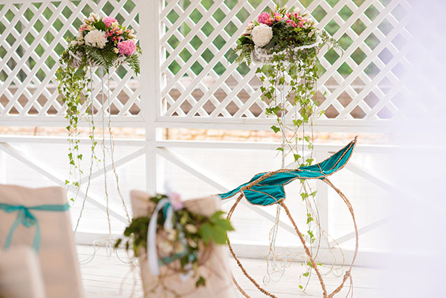 Эльфийская свадьба Екатерины и Ильи, декор места торжественного бракосочетания цветами и листьями