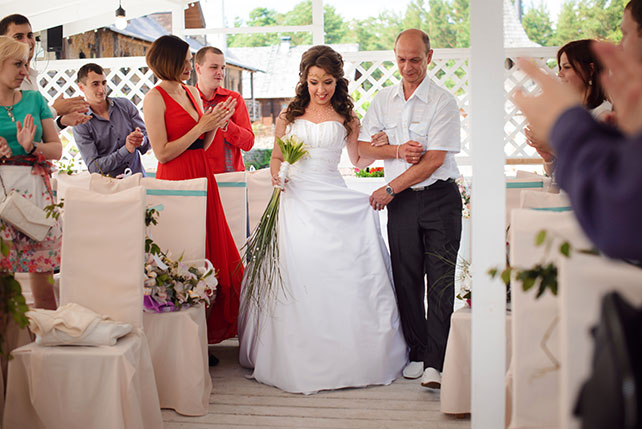 Эльфийская свадьба Екатерины и Ильи, невеста идет по проходу с отцом