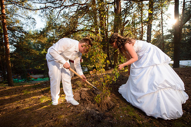 Эльфийская свадьба Екатерины и Ильи, жених и невеста сажают дерево