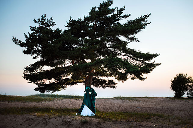 Эльфийская свадьба Екатерины и Ильи, фотосессия жениха и невесты около дерева