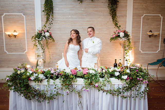 Эльфийская свадьба Екатерины и Ильи, жених и невеста за столом