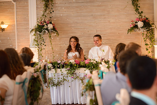 Эльфийская свадьба Екатерины и Ильи, декор стола молодожёнов, молодожёны за столом