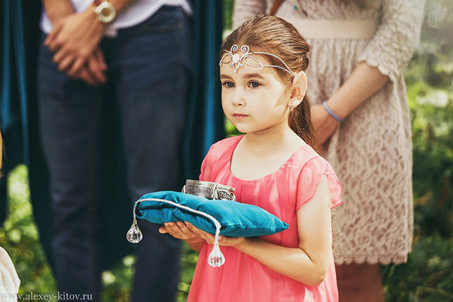 эльфийская свадьба, церемония, девочка подносит кольца