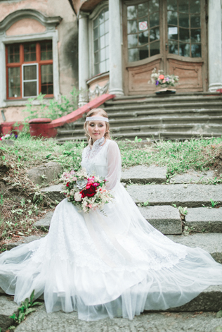 Невеста у старинного особняка