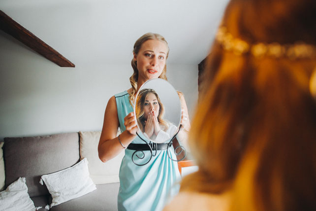 Фуршетная свадьба, невеста в отражении зеркала