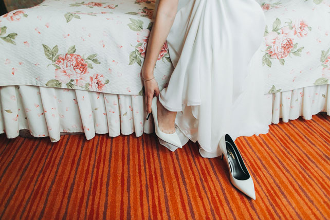 Фуршетная свадьба, туфли невесты