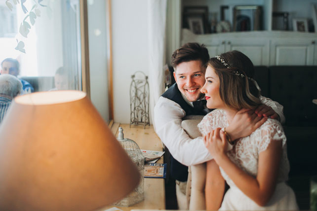 Фуршетная свадьба, жених и невеста в кафе