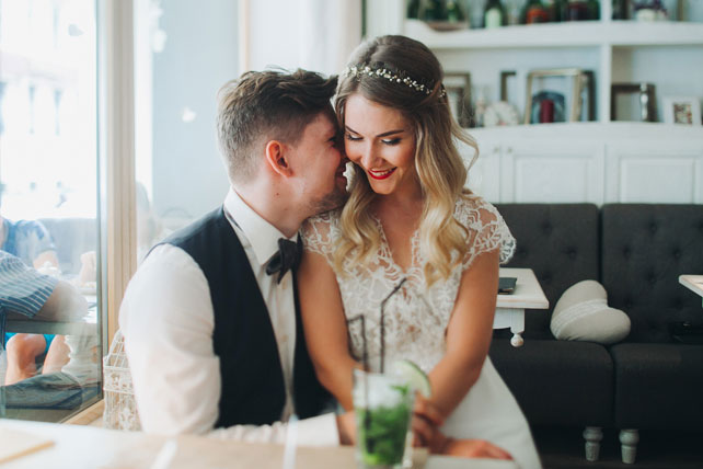 Фуршетная свадьба, жених и невеста в кафе