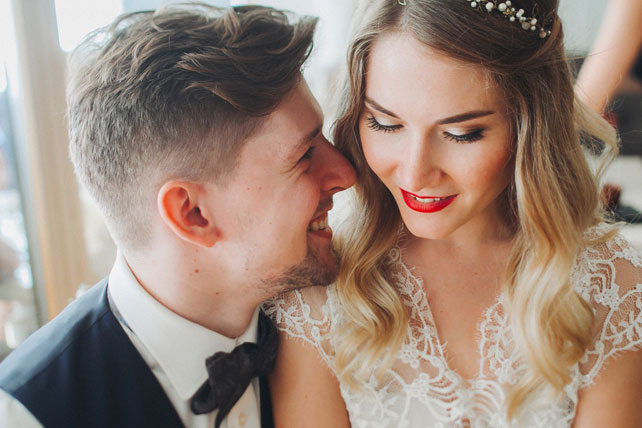 Фуршетная свадьба, жених и невеста в кафе