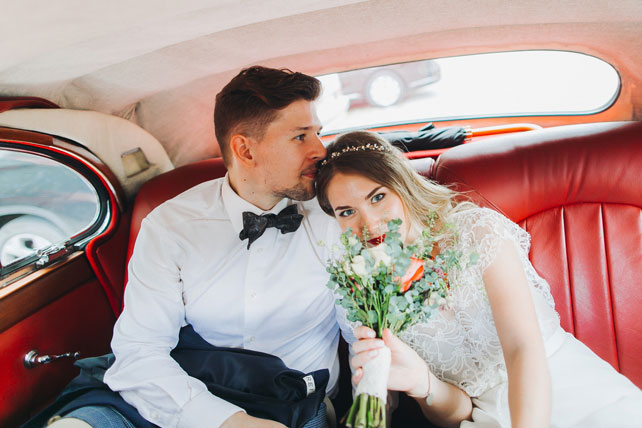 Фуршетная свадьба, жених и невеста в машине