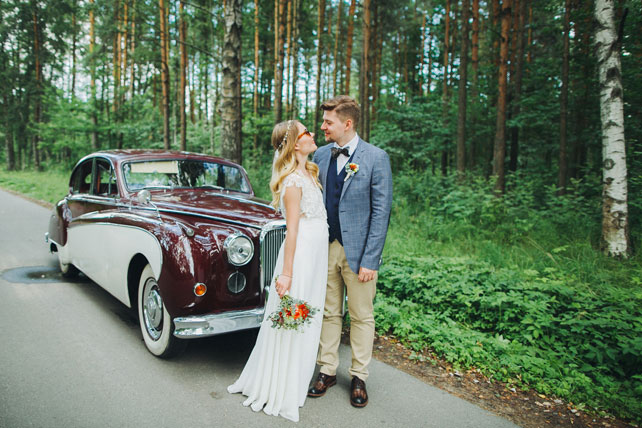 Фуршетная свадьба, жених и невеста и ретро автомобиль