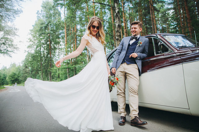 Фуршетная свадьба, жених и невеста и ретро автомобиль