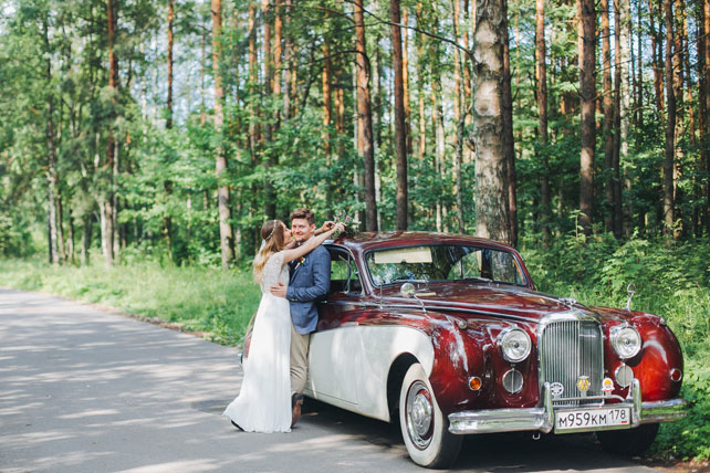 Фуршетная свадьба, жених и невеста и ретро автомобиль
