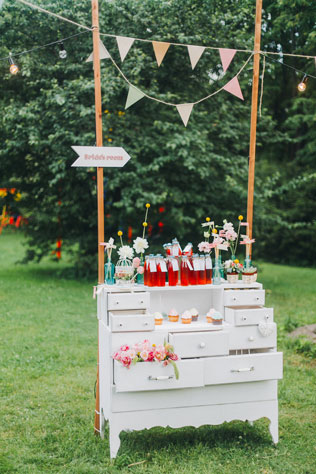 Фуршетная свадьба, стол с напитками