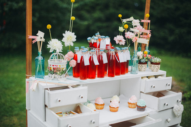 Фуршетная свадьба, стол с напитками