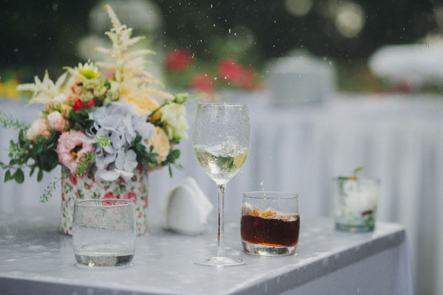 Фуршетная свадьба, бокалы под дождем