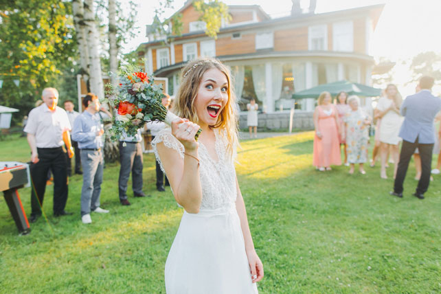 Фуршетная свадьба, невеста с букетом