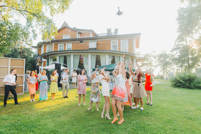 Фуршетная свадьба, невеста бросает букет