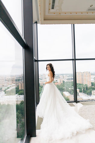 Гармония цветов, невеста у окна