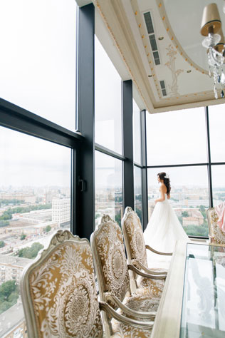 Гармония цветов, невеста у окна