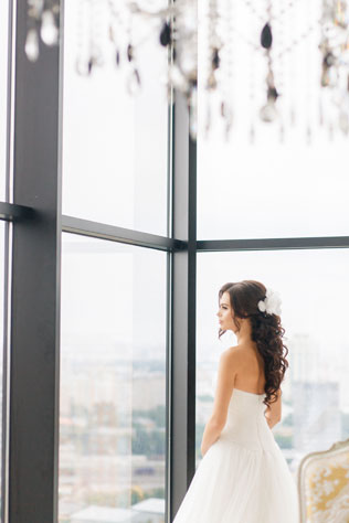 Гармония цветов, невеста у окна