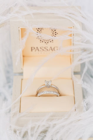 Гармония цветов, кольца в коробке