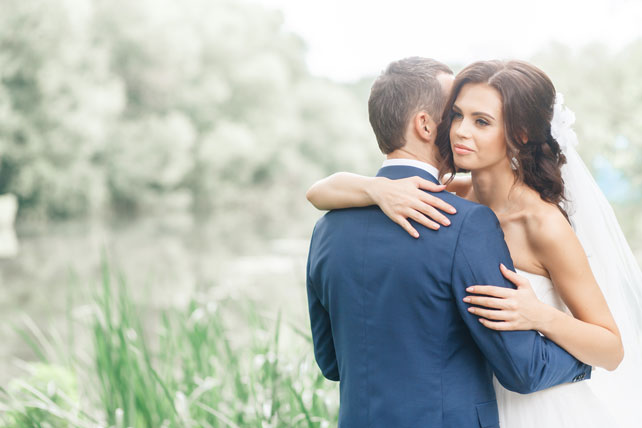 Гармония цветов, жених и невеста у пруда