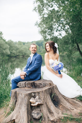 Гармония цветов, жених и невеста на пне