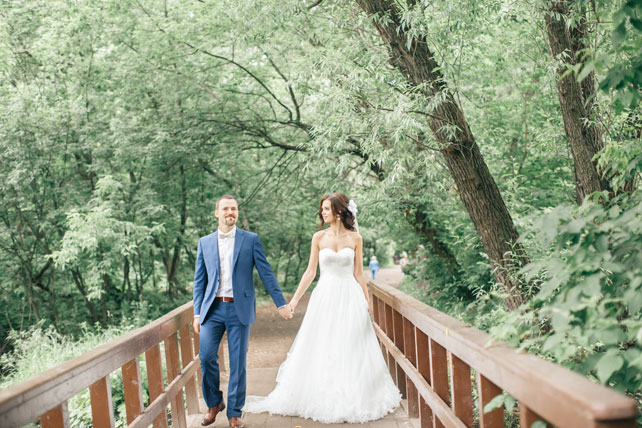 Гармония цветов, жених и невеста на мостике 