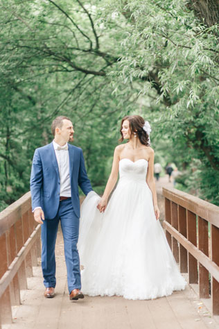 Гармония цветов, жених и невеста на мостике 