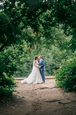 Гармония цветов, жених и невеста в парке