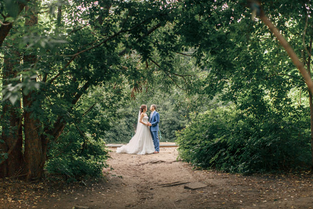 Гармония цветов, жених и невеста в парке