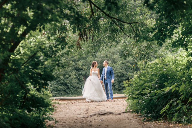 Гармония цветов, жених и невеста в парке