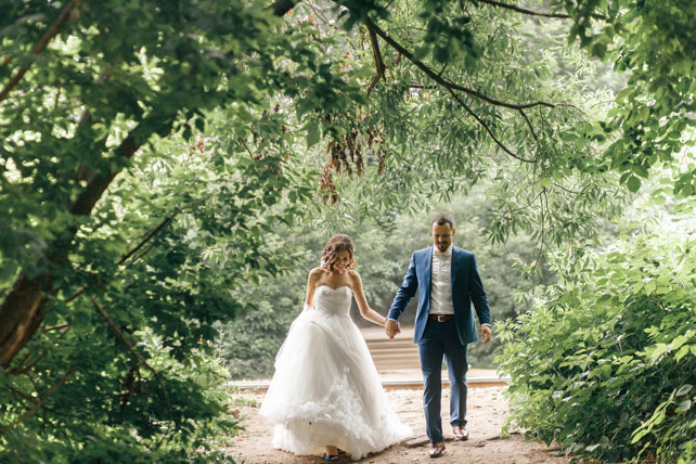 Гармония цветов, жених и невеста в парке