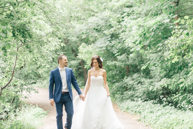 Гармония цветов, жених и невеста в парке