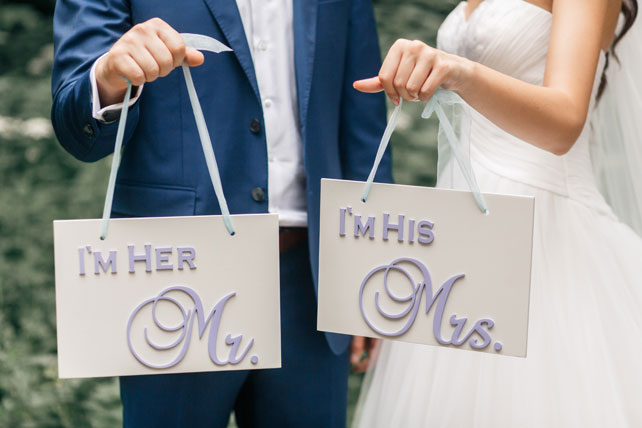 Гармония цветов, жених и невеста с табличками