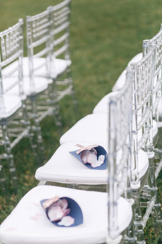 Гармония цветов, кульки с лепестками на стульях