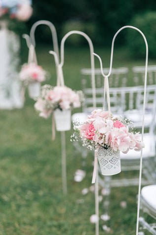 Гармония цветов, декор стульев на месте церемонии